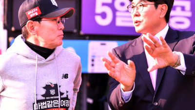 [포토]'정민철 해설위원과 진지한 토크' 이강철 감독