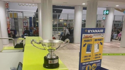 아일랜드 저비용 항공사, 골프 우승컵 반입 거부